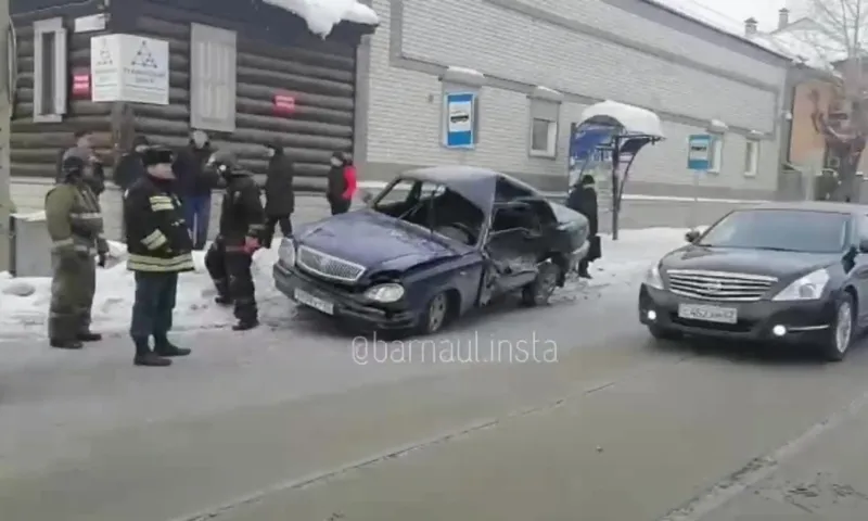 Три человека пострадали в ДТП с «Волгой» и КамАЗом в Барнауле