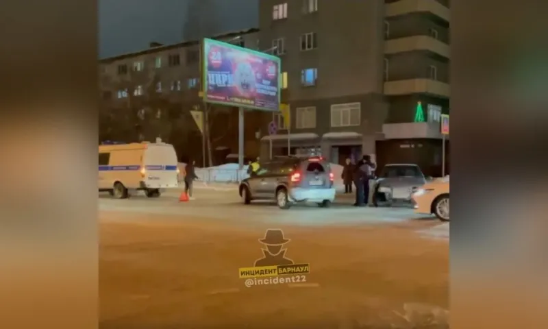 В Барнауле произошло ДТП с участием служебного автомобиля полиции