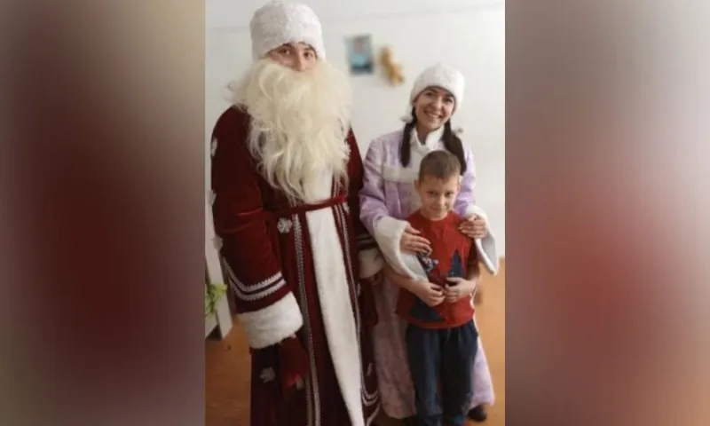В Бийск приехал «Новогодний фургон» и вручил детям подарки
