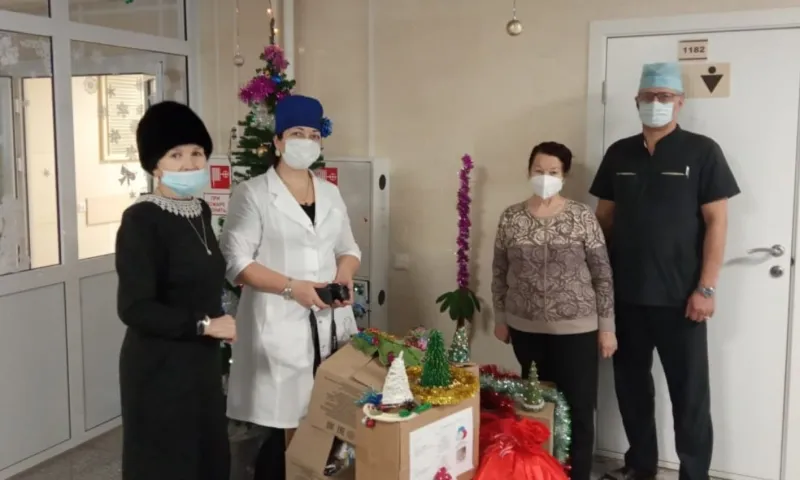 Пациентам краевого онкодиспансера вручили новогодние подарки от школьников Барнаула