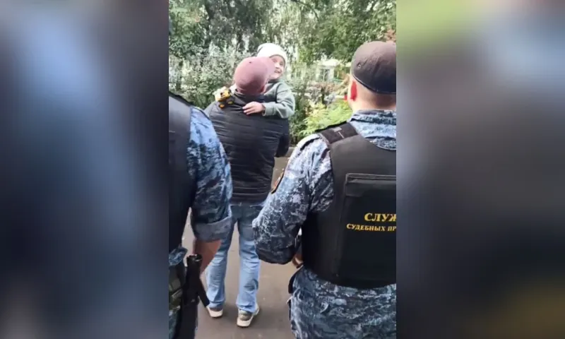 Судебные приставы помогли передать ребёнка на воспитание отцу в Бийске