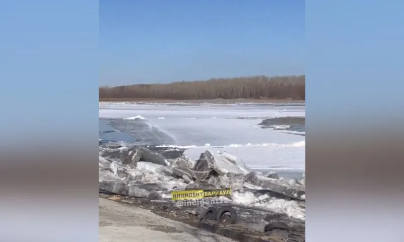 Первые подвижки льда заметили на реке Обь в Барнауле