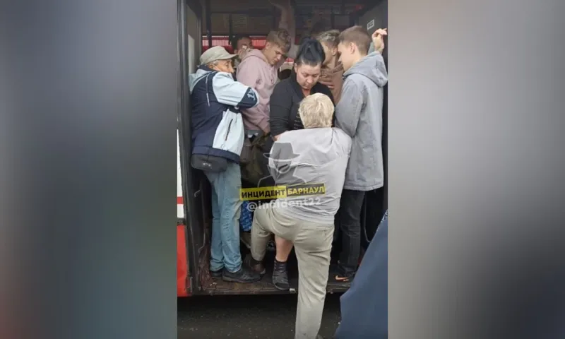 Барнаульцы сняли на видео, как кондуктор не даёт мужчине зайти в автобус