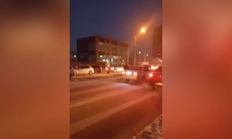 Барнаульцы жалуются на пробки на транспортной развязке города