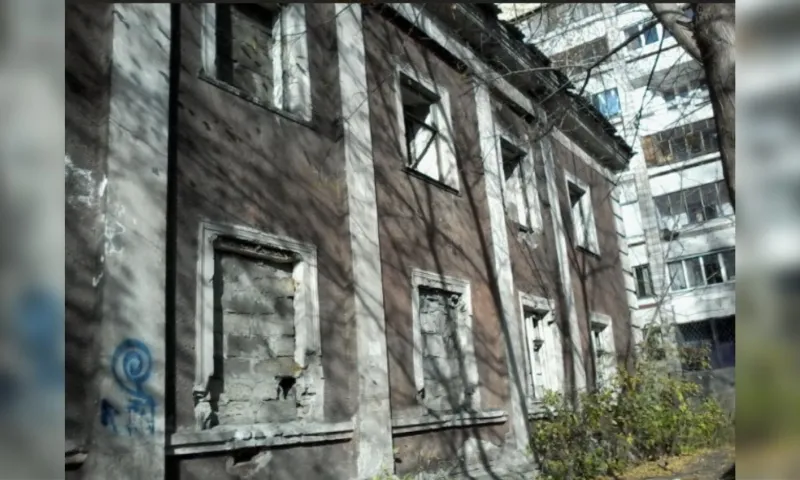 Землю с разрушенным домом около ТРЦ «Пионер» в Барнауле выставят на продажу