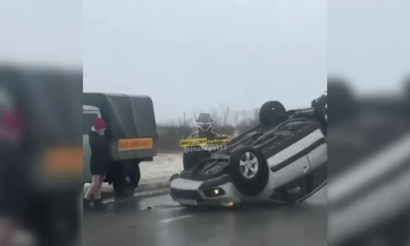 На трассе в Алтайском крае перевернулся автомобиль