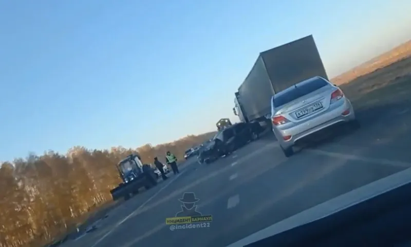 Сразу несколько автомобилей столкнулись на трассе в Алтайском крае