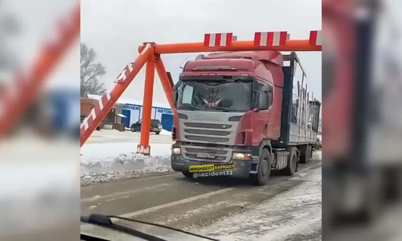 «Ты не пройдёшь»: на Старом мосту в Барнауле застряла фура