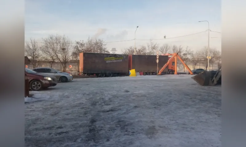 «Эх, раз, да еще раз, да ещё много-много раз»: очередная фура застряла из-за ограничителя на Старом мосту