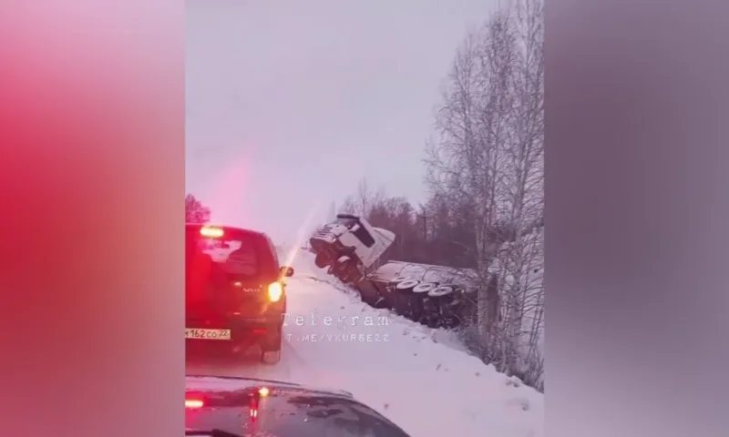 Фура слетела в кювет на трассе в Алтайском крае