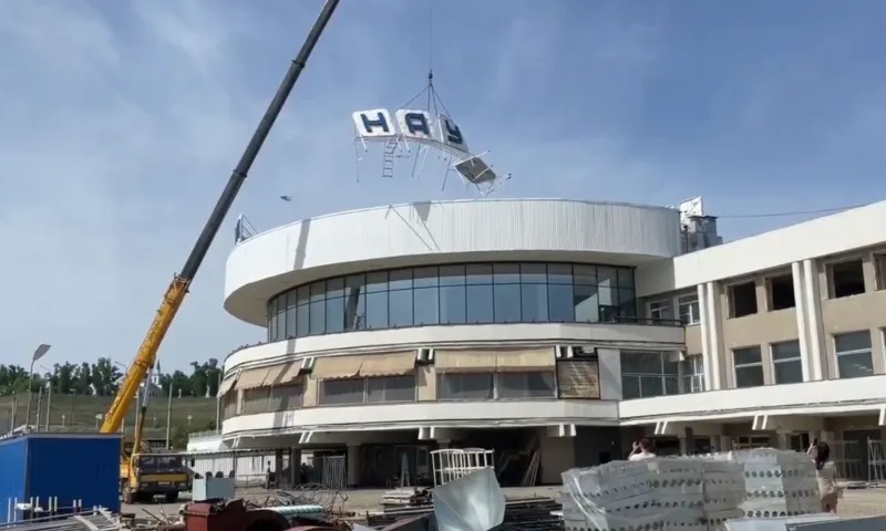 В Барнауле начали демонтировать здание речного вокзала