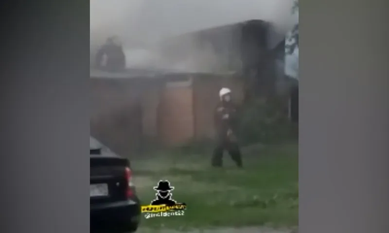 В Барнауле ночью горели деревянные хозпостройки