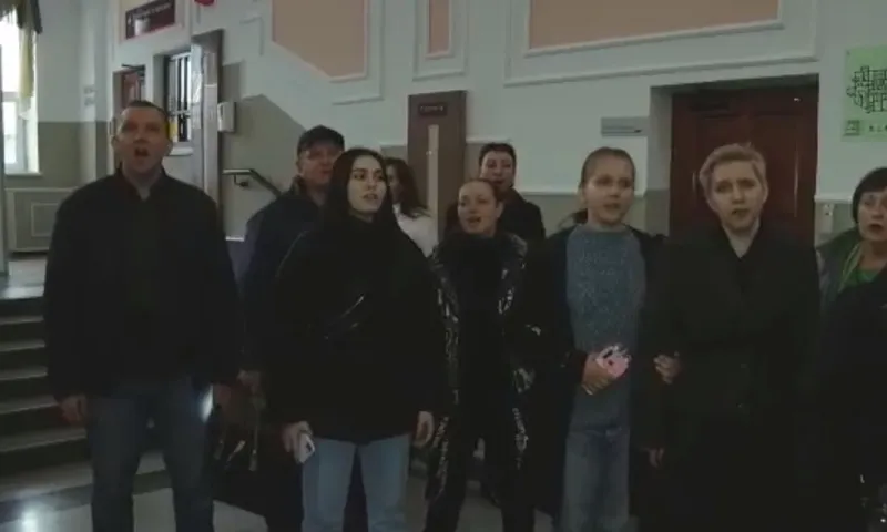 Рубцовчане исполнили песню «Вечный огонь» в здании железнодорожного вокзала