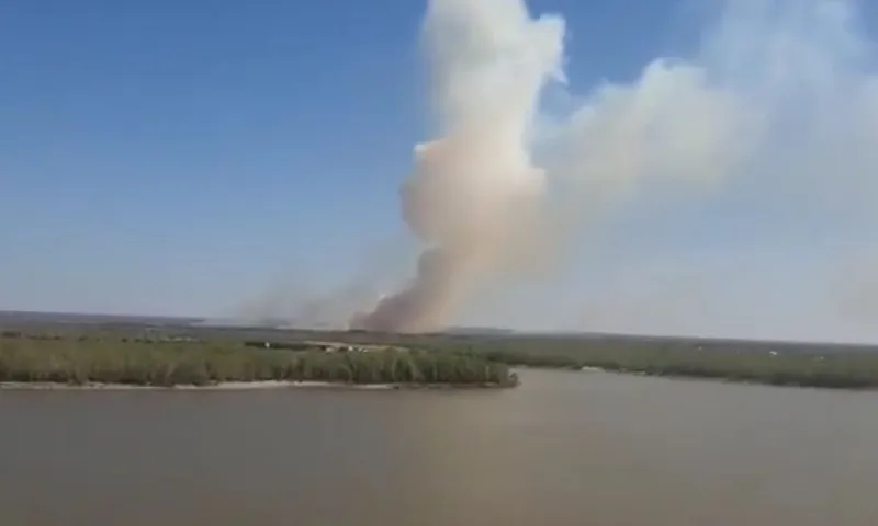 Барнаульцы заметили столб дыма недалеко от Затона