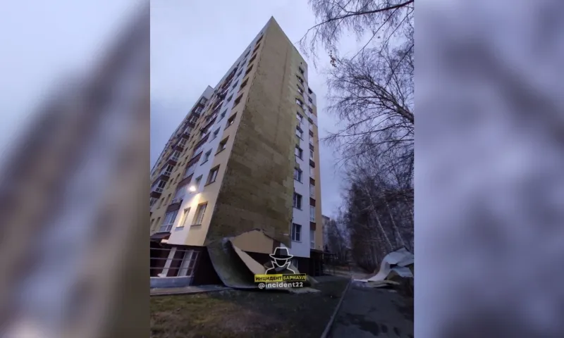 С барнаульской новостройки порывом ветра унесло обшивку 
