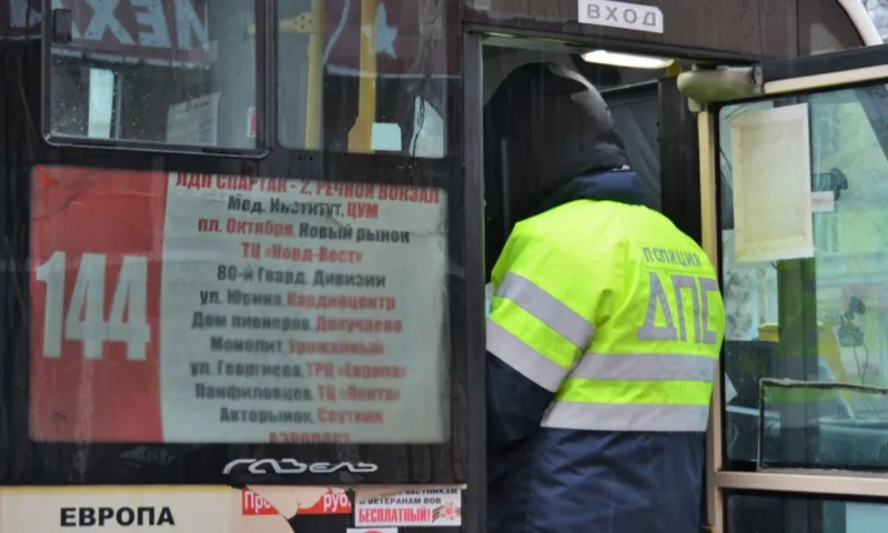 Пять нарушений масочного режима выявили в общественном транспорте Барнаула