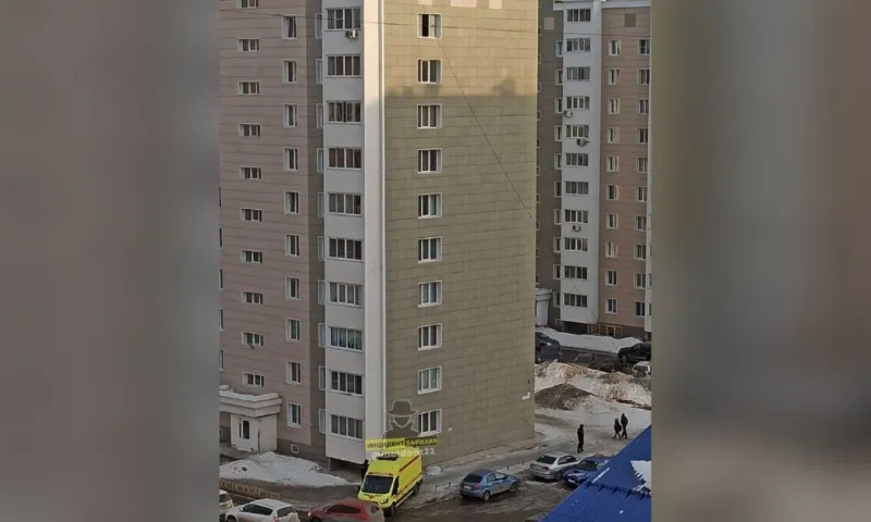 Соцсети: в Барнауле из окна выпал человек