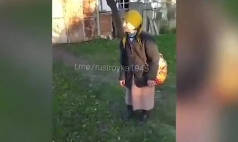 Пенсионерку, встретившую украинских военных со Знаменем Победы, нашли