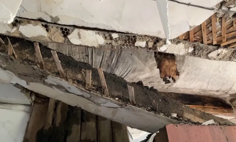 В барнаульской двухэтажке рано утром прорвало трубу отопления
