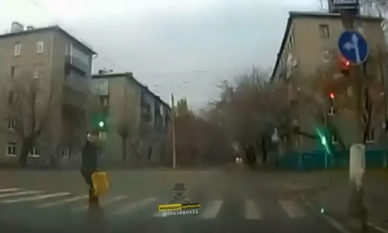 В Барнауле пешеход чуть не попал под колёса автомобиля, перебегая дорогу на красный свет