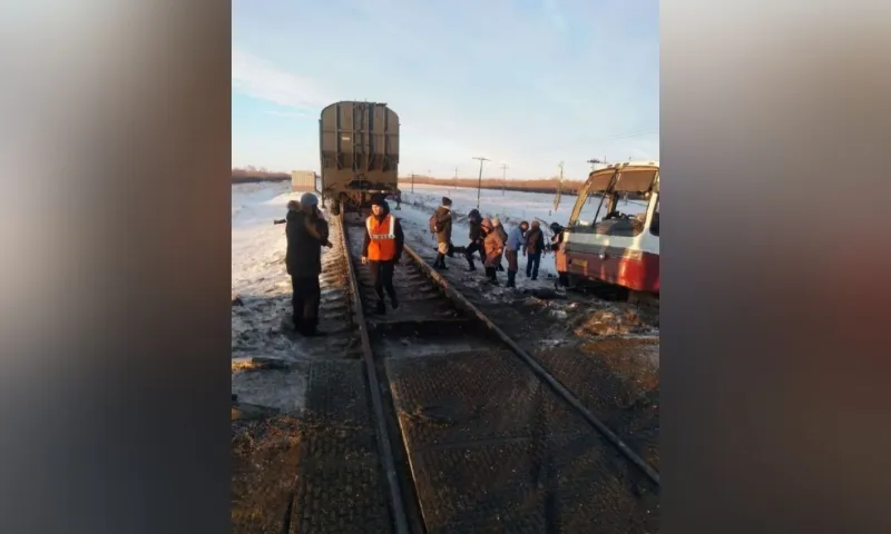 Количество пострадавших в аварии с поездом и автобусом в Алтайском крае выросло до девяти