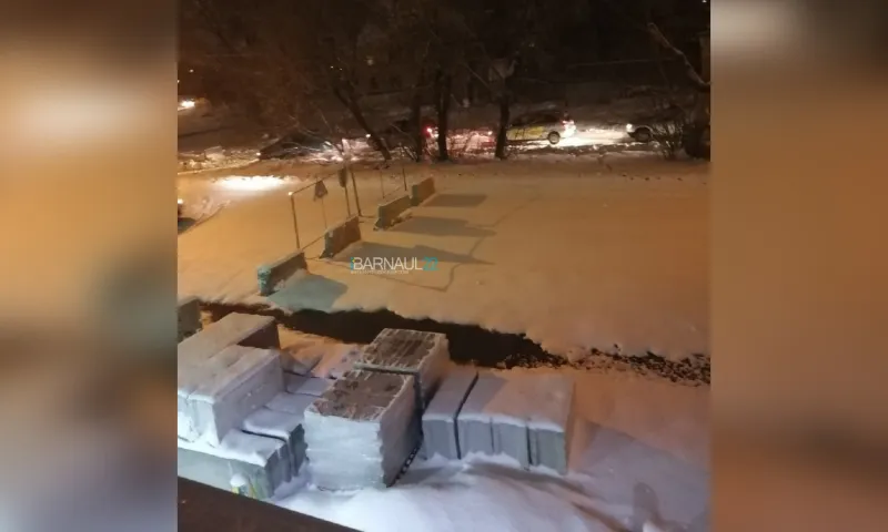 Барнаульцы жалуются на езду машин по пешеходной части