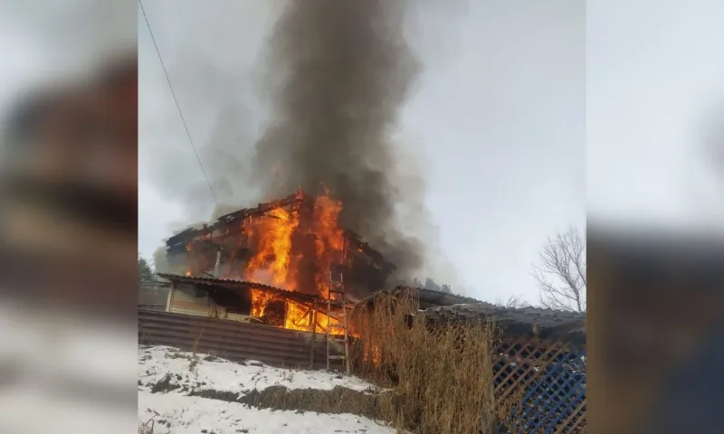 Три человека погибли при пожаре частного дома на Алтае