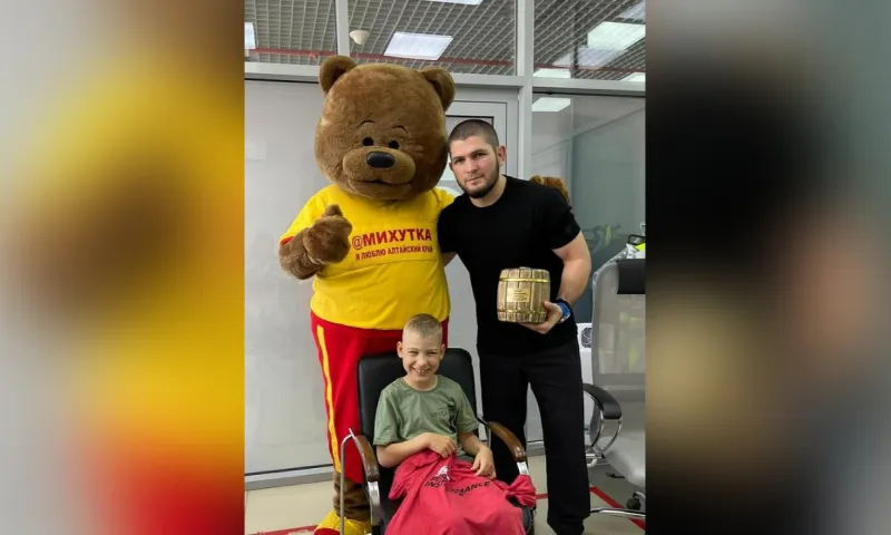 Юный барнаулец встретился с чемпионом UFС Хабибом Нурмагомедовым