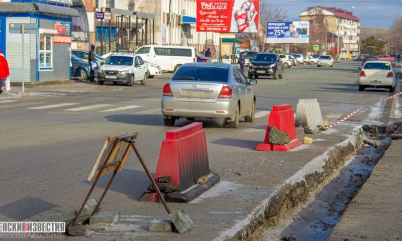 В Камне-на-Оби перекрыли дорогу из-за ремонта ливневки