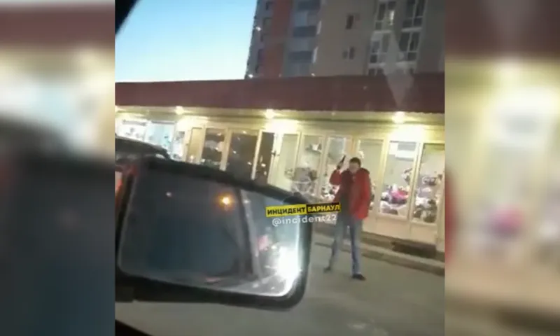 Неизвестный открыл стрельбу напротив ТРЦ «Огни» в Барнауле