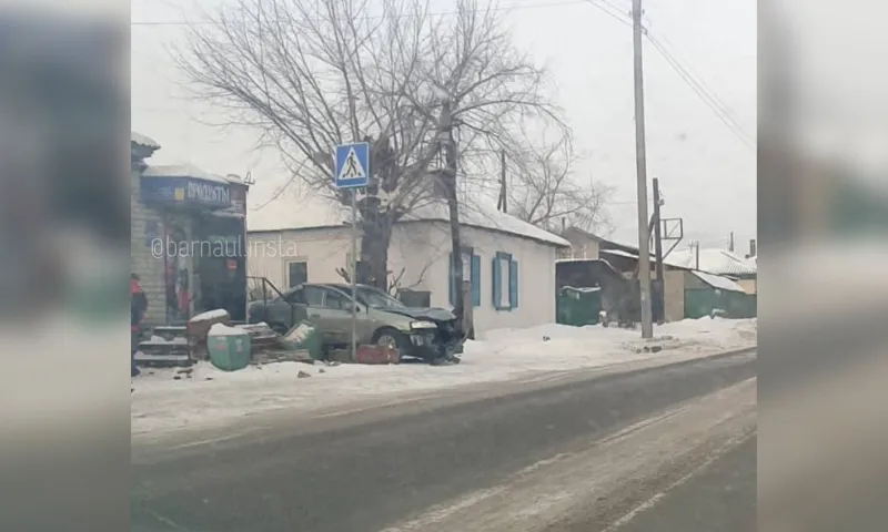 Автомобиль врезался в здание барнаульского магазина
