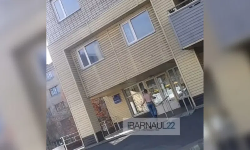 Полураздетый неадекватный парень бегал по улице в Барнауле