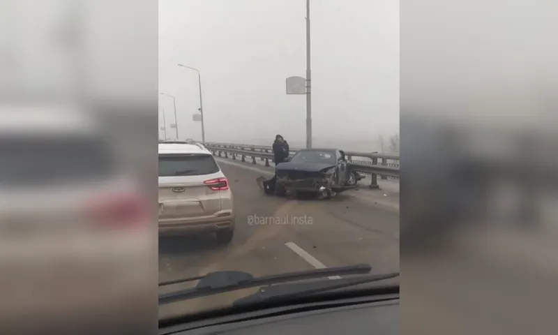 Автомобиль влетел в ограждение на Новом мосту в Барнауле