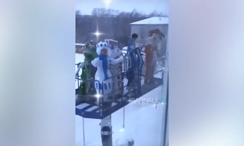 К маленьким болеющим барнаульцам пришли в гости Дед Мороз, Снегурочка и тигрёнок