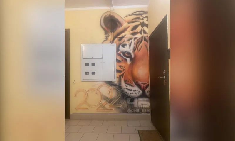 Барнаулец нарисовал тигра в подъезде в честь Нового года