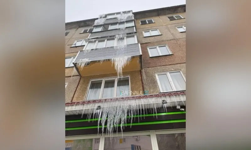 Барнаульцы предупредили об опасных сосульках, свисающих с крыш и балконов домов