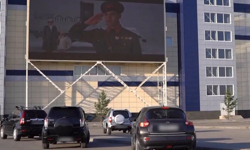 Советские фильмы на большом экране уличного кинотеатра ТРЦ показали барнаульцам