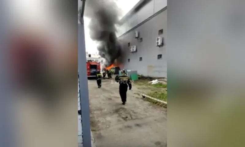 Автомобиль загорелся возле торгового центра в Барнауле