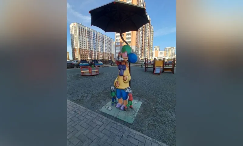 Давайте жить дружно: в барнаульском микрорайоне установили фигуру Кота Леопольда