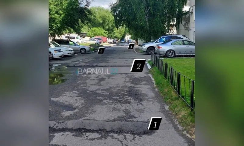 В Барнауле возле одной многоэтажки установили сразу четыре лежачих полицейских