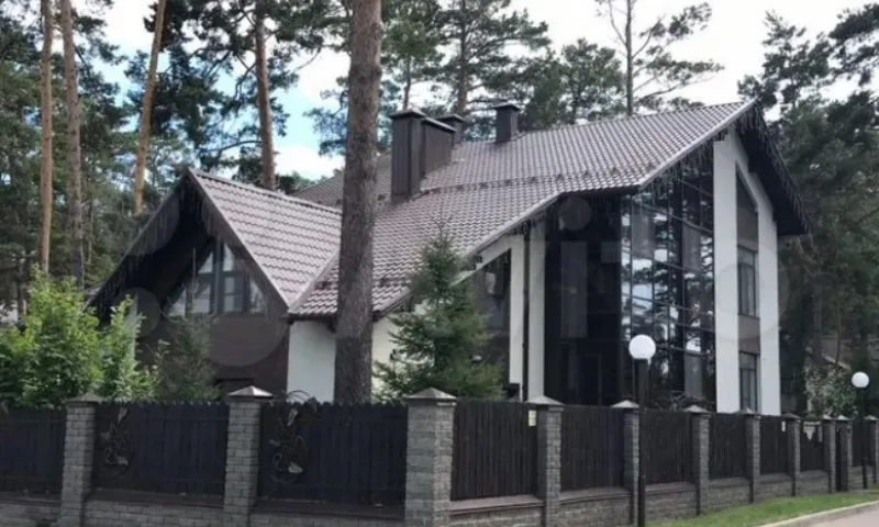 Коттедж за 88 миллионов с комнатой садовника продают в Барнауле