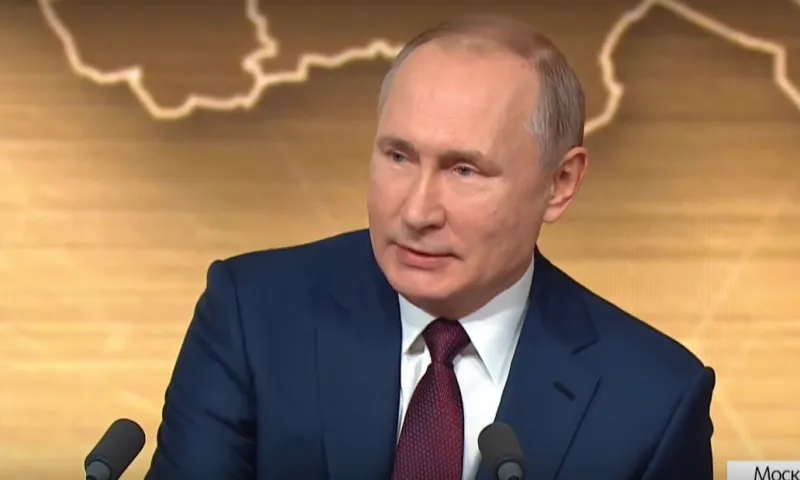Видео: пятнадцатая большая пресс-конференция Владимира Путина проходит в Москве