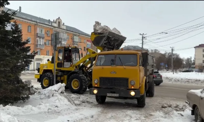 Коммунальщики приступили к уборке снега в Рубцовске