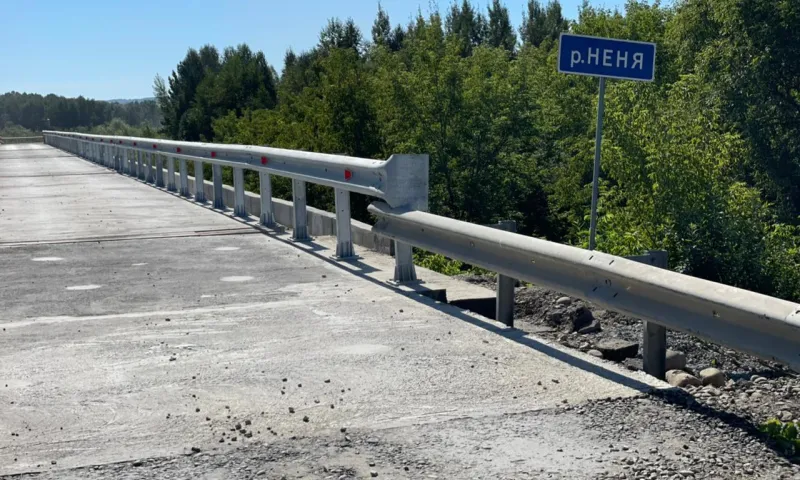 Специалисты наполовину отремонтировали мост через реку Неню в Солтонском районе