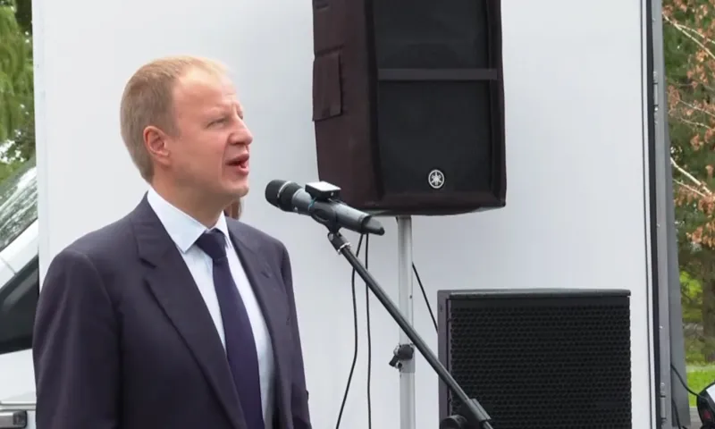 Первые в Алтайском крае культурмобили встретил губернатор Виктор Томенко