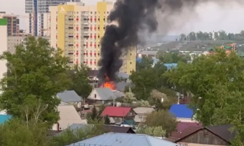 В частном секторе Барнаула начался пожар
