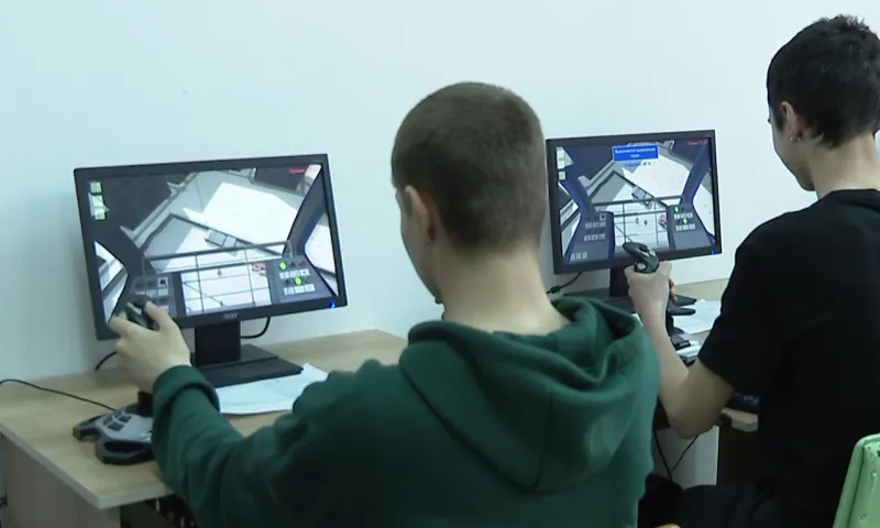 Студенты Алтайского архитектурно-строительного колледжа рассказали, какими качествами должен обладать патриот