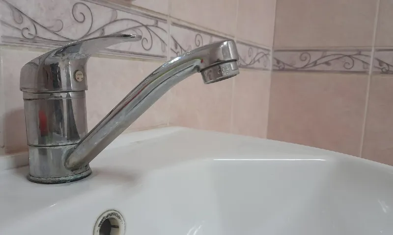 Горячую воду отключили у части жителей Барнаула
