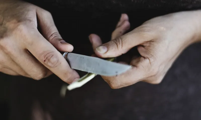 Мужчина в порыве ревности нанёс три удара ножом знакомому в Алтайском крае