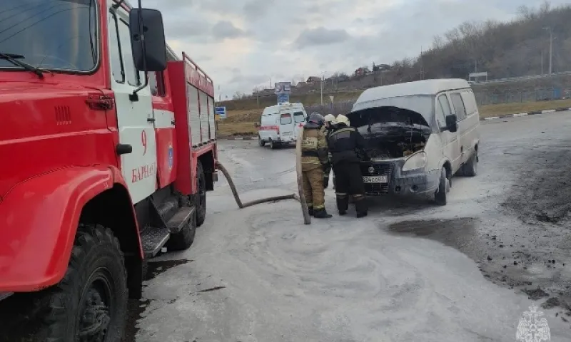 Водитель потушил свою «газель» на заправке в Барнауле